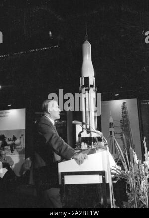 L'ingegnere Wernher von Braun visiti il trasporto internazionale mostra (IVA) al Theresienhöhe centro fieristico di Monaco di Baviera. Von Braun tiene un discorso di accettazione per il premio 'Pionierkette mit Windrose und Brillantnadel'. Foto Stock