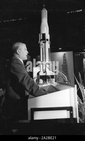 L'ingegnere Wernher von Braun visiti il trasporto internazionale mostra (IVA) al Theresienhöhe centro fieristico di Monaco di Baviera. Von Braun tiene un discorso di accettazione per il premio 'Pionierkette mit Windrose und Brillantnadel'. Foto Stock