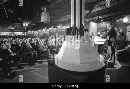 L'ingegnere Wernher von Braun visiti il trasporto internazionale mostra (IVA) al Theresienhöhe centro fieristico di Monaco di Baviera. Von Braun tiene un discorso di accettazione per il premio 'Pionierkette mit Windrose und Brillantnadel'. Foto Stock