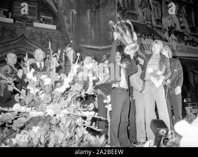 Il sindaco di Monaco di Baviera Georg Kronawitter (sinistra) e calciatori Gerd Müller (secondo da destra) e Rainer Zobel (r). alla celebrazione del FC Bayern in Marienplatz a Monaco di Baviera. FC Bayern celebra il vincitore della Bundesliga campionato e la UEFA Champions League. Foto Stock