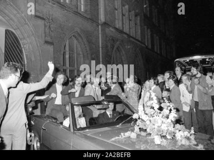 FC Bayern celebra il vincitore della Bundesliga di campionato e di Coppa Europa di Champions. Da sinistra: Franz Beckenbauer, Gerd Müller e portiere Sepp Maier. Brigitte Beckenbauer è seduto nel sedile del passeggero. Foto Stock