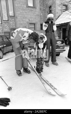 Ali Reza Pahlavi (centro), figlio di Shah Mohammad Reza Pahlavi e sua moglie Farah Diba, una vacanza di sci in Svizzera. Foto Stock