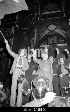 Il portiere Sepp Maier (l.), Presidente Wilhelm Neudecker (terza da sinistra) e autobus Udo Lattek (quarta da sinistra) alla celebrazione del FC Bayern in Marienplatz a Monaco di Baviera. FC Bayern celebra il vincitore della Bundesliga campionato e la UEFA Champions League. Foto Stock