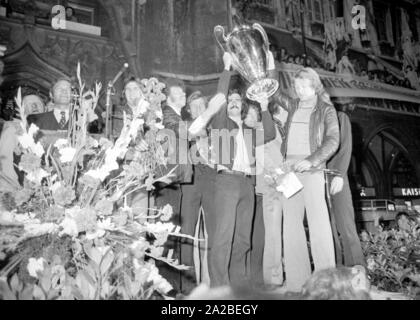 Il sindaco di Monaco di Baviera Georg Kronawitter (sinistra) e calciatori Paul Breitner (terza da sinistra), Gerd Müller (il quarto da sinistra) e Rainer Zobel (r). alla celebrazione del FC Bayern in Marienplatz a Monaco di Baviera. FC Bayern celebra il vincitore della Bundesliga campionato e la UEFA Champions League. Foto Stock