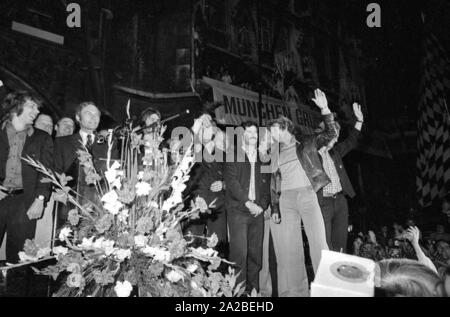 Il sindaco di Monaco di Baviera Georg Kronawitter (secondo da sinistra) e calciatori Georg Schwarzenbeck (terzo da destra), Gerd Müller (secondo da destra) e Rainer Zobel (a destra) durante la celebrazione del FC Bayern in Marienplatz a Monaco di Baviera. FC Bayern celebra il vincitore della Bundesliga campionato e la UEFA Champions League. Foto Stock