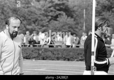 I tubi espulsori javelin Klaus Wolfermann (l) e Janis Lusis (r) al Mai Sportfest (Maggio festa dello sport) in Burgkirchen. Foto Stock