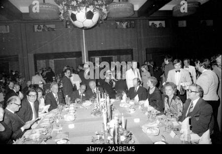 Il Primo Ministro bavarese Goppel (quinto da sinistra), l'olandese Prince Bernhard zur Lippe-Biesterfeld (sesto da sinistra), il Presidente Federale Walter Scheel (7 da sinistra) e il sindaco di Monaco di Baviera Georg Kronawitter (quarta da destra) al banchetto del Presidente federale all'Hilton Hotel di Monaco di Baviera. Foto Stock