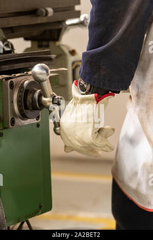 Lavoratore Motswana funzionamento di una macchina fresatrice in un workshop del Botswana Foto Stock