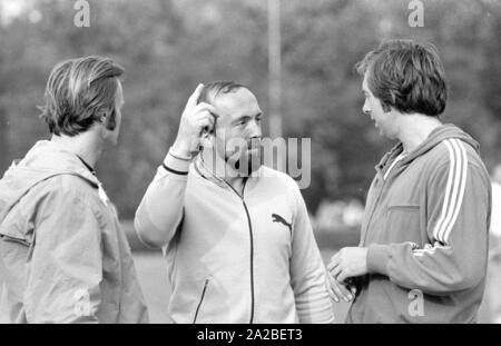 I tubi espulsori javelin Klaus Wolfermann (centro) e Janis Lusis (l) al Mai Sportfest (Maggio festa dello sport) in Burgkirchen. Foto Stock