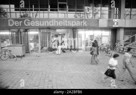 Il 'Gesundheitspark' dei Münchner Volkshochschule (Centro per l'istruzione degli adulti) in Olympiastation offre una vasta gamma di attività per la salute fisica e mentale. Foto Stock