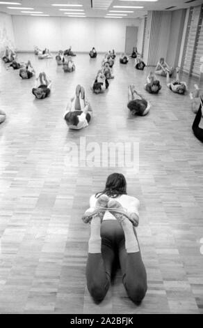 Il 'Gesundheitspark' dei Münchner Volkshochschule (Centro per l'istruzione degli adulti) in Olympiastation offre una vasta gamma di attività per la salute fisica e mentale, compresa la ginnastica. Foto Stock