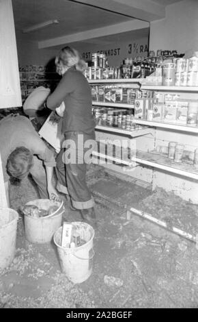 Pulizia operazioni dopo un forte temporale in un luogo del Chiemsee.Questo negozio di alimentari è gravemente devastata. Foto Stock