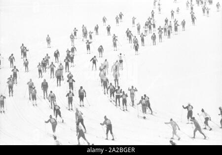 I partecipanti del cross-country concorrenza "Koenig-Ludwig-Lauf' dal Ettal a Oberammergau. Foto Stock