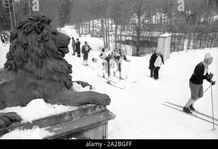 I partecipanti del cross-country concorrenza "Koenig-Ludwig-Lauf' dal Ettal a Oberammergau. Il percorso conduce anche - come mostrato qui - attraverso il parco di Linderhof Palace. Foto Stock