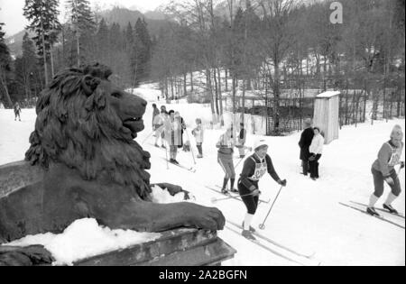 I partecipanti del cross-country concorrenza "Koenig-Ludwig-Lauf' dal Ettal a Oberammergau. Il percorso conduce anche - come mostrato qui - attraverso il parco di Linderhof Palace. Foto Stock