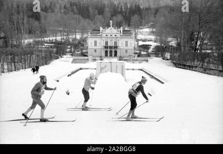 I partecipanti del cross-country concorrenza "Koenig-Ludwig-Lauf' dal Ettal a Oberammergau. Il percorso va anche oltre il Linderhof Palace. Foto Stock