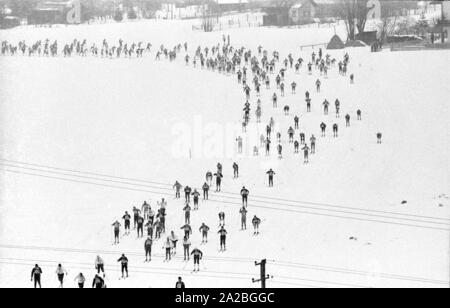 I partecipanti del cross-country concorrenza "Koenig-Ludwig-Lauf' dal Ettal a Oberammergau. Foto Stock