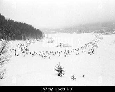 I partecipanti del cross-country concorrenza "Koenig-Ludwig-Lauf' dal Ettal a Oberammergau. Foto Stock