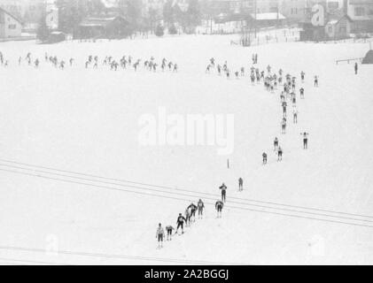 I partecipanti del cross-country concorrenza "Koenig-Ludwig-Lauf' dal Ettal a Oberammergau. Foto Stock