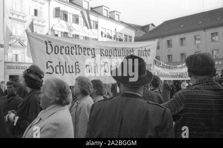 Persone dimostrare su Kornmarktplatz di Bregenz, vogliono che la nave più recente della austriaca Bodensee flotta ad essere denominati " Vorarlberg'. Gli abitanti dell'omonimo stato federale di respingere il nome della nave "Karl Renner'.Il banner si legge: " Vorarlberg non arrendersi". Questo dibattito pubblico, che durò dal 1964 al 1965, è andato giù nella storia come il 'Fussachaffaere' ('affare Fussach'). Foto Stock