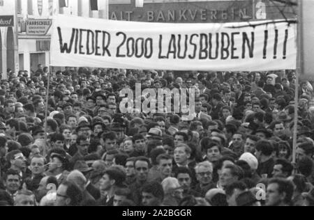 Persone dimostrare su Kornmarktplatz di Bregenz, vogliono che la nave più recente della austriaca Bodensee flotta ad essere denominati " Vorarlberg'. Gli abitanti dell'omonimo stato federale di respingere il nome della nave "Karl Renner'. Sul banner: "nuovamente 2000 rascals!!!". Questo dibattito pubblico, che durò dal 1964 al 1965, è andato giù nella storia come il 'Fussachaffaere' ('affare Fussach'). Foto Stock