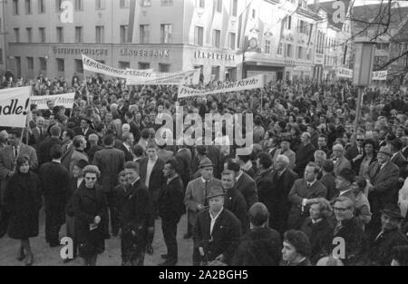 Persone dimostrare su Kornmarktplatz di Bregenz, vogliono che la nave più recente della austriaca Bodensee flotta ad essere denominati " Vorarlberg'. Gli abitanti dell'omonimo stato federale di respingere il nome della nave "Karl Renner'. Sul banner leggere: "Uno può battezzare due volte' e 'Probst andare in pensione". Questo dibattito pubblico, che durò dal 1964 al 1965, è andato giù nella storia come il 'Fussachaffaere' ('affare Fussach'). Foto Stock