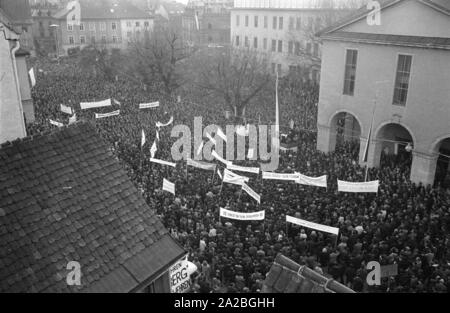 Persone dimostrare su Kornmarktplatz di Bregenz, vogliono che la nave più recente della austriaca Bodensee flotta ad essere denominati " Vorarlberg'. Gli abitanti dell'omonimo stato federale di respingere il nome della nave "Karl Renner'.Questo dibattito pubblico, che durò dal 1964 al 1965, è andato giù nella storia come il 'Fussachaffaere' ('affare Fussach'). Foto Stock