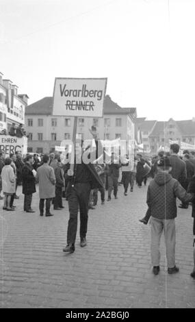 Persone dimostrare su Kornmarktplatz di Bregenz, vogliono che la nave più recente della austriaca Bodensee flotta ad essere denominati " Vorarlberg'. Gli abitanti dell'omonimo stato federale di respingere il nome della nave "Karl Renner'.Questo dibattito pubblico, che durò dal 1964 al 1965, è andato giù nella storia come il 'Fussachaffaere' ('affare Fussach'). Foto Stock