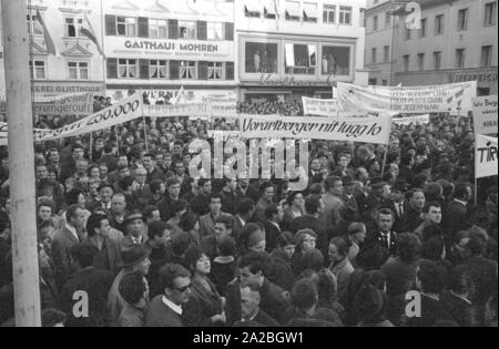 Persone dimostrare su Kornmarktplatz di Bregenz, vogliono che la nave più recente della austriaca Bodensee flotta ad essere denominati " Vorarlberg'. Gli abitanti dell'omonimo stato federale di respingere il nome della nave "Karl Renner'.Questo dibattito pubblico, che durò dal 1964 al 1965, è andato giù nella storia come il 'Fussachaffaere' ('affare Fussach'). Foto Stock