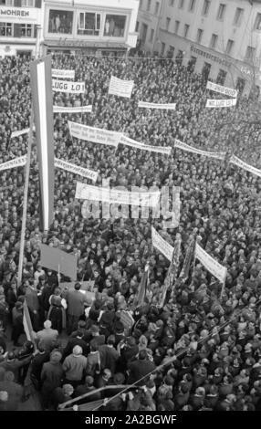 Persone dimostrare su Kornmarktplatz di Bregenz, vogliono che la nave più recente della austriaca Bodensee flotta ad essere denominati " Vorarlberg'. Gli abitanti dell'omonimo stato federale di respingere il nome della nave "Karl Renner'.Questo dibattito pubblico, che durò dal 1964 al 1965, è andato giù nella storia come il 'Fussachaffaere' ('affare Fussach'). Foto Stock