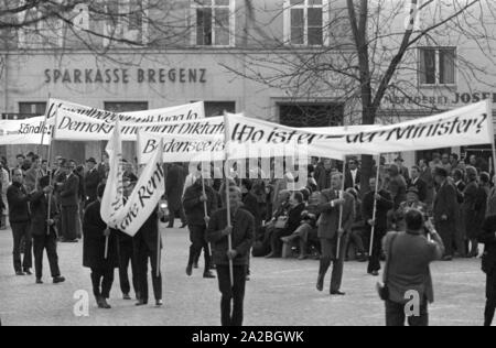 Persone dimostrare su Kornmarktplatz di Bregenz, vogliono che la nave più recente della austriaca Bodensee flotta ad essere denominati " Vorarlberg'. Gli abitanti dell'omonimo stato federale di respingere il nome della nave "Karl Renner'. Sul banner: "Dove è egli - il ministro?" e "democrazia dittatura non'. Questo dibattito pubblico, che durò dal 1964 al 1965, è andato giù nella storia come il 'Fussachaffaere' ('affare Fussach'). Foto Stock