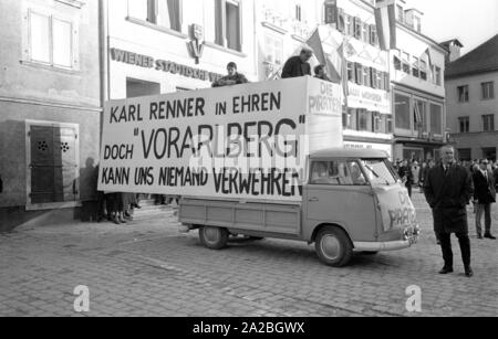 Persone dimostrare su Kornmarktplatz di Bregenz, vogliono che la nave più recente della austriaca Bodensee flotta ad essere denominati " Vorarlberg'. Gli abitanti dell'omonimo stato federale di respingere il nome della nave "Karl Renner'. Sul banner si legge: 'Karl Reiner in onore ma " Vorarlberg' e nessuno può rifiutare l'. Questo dibattito pubblico, che durò dal 1964 al 1965, è andato giù nella storia come il 'Fussachaffaere' ('affare Fussach'). Foto Stock