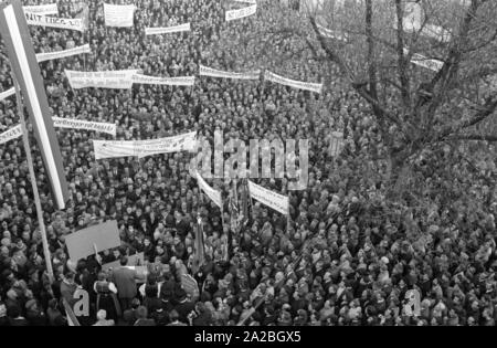 Persone dimostrare su Kornmarktplatz di Bregenz, vogliono che la nave più recente della austriaca Bodensee flotta ad essere denominati " Vorarlberg'. Gli abitanti dell'omonimo stato federale di respingere il nome della nave "Karl Renner'.Questo dibattito pubblico, che durò dal 1964 al 1965, è andato giù nella storia come il 'Fussachaffaere' ('affare Fussach'). Foto Stock