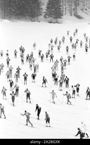 I partecipanti del cross-country concorrenza "Koenig-Ludwig-Lauf' dal Ettal a Oberammergau. Foto Stock