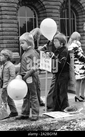 A Monaco di Baviera, i genitori e i bambini dimostrano per migliorare le condizioni di apprendimento nelle scuole tedesche con slogan come "i genitori devono avere un dire". Foto Stock