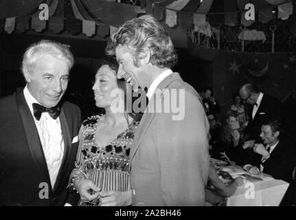 Johannes Heesters (l). In conversazione con Rudi Carrell (r) e sua moglie Anke Bobbert (m.) presso il film tedesco Ball 1974 nel Bayerischer Hof. Foto Stock