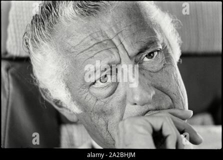 Lo chef Fiat Gianni Agnelli durante un volo da Roma per la Corsica. Avviso di Copyright: Max Scheler/SUEDDEUTSCHE ZEITUNG foto. Foto Stock