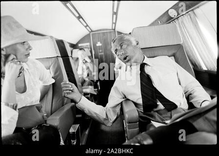 In aereo da Roma per la Corsica. Gianni Agnelli in conversazione con il giornalista di poppa Birgit Kraatz. Avviso di Copyright: Max Scheler/SUEDDEUTSCHE ZEITUNG foto. Foto Stock