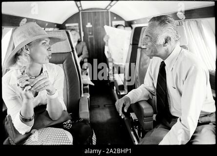 In aereo da Roma per la Corsica. Gianni Agnelli in conversazione con il giornalista di poppa Birgit Kraatz. Avviso di Copyright: Max Scheler/SUEDDEUTSCHE ZEITUNG foto. Foto Stock