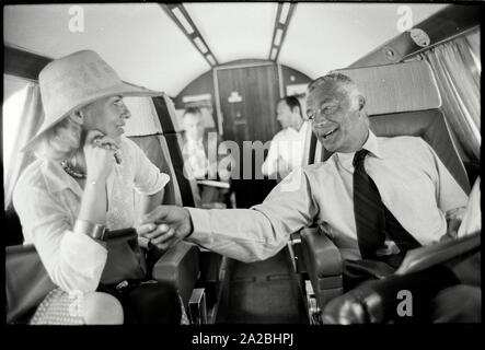 In aereo da Roma per la Corsica. Gianni Agnelli in conversazione con il giornalista di poppa Birgit Kraatz. Avviso di Copyright: Max Scheler/SUEDDEUTSCHE ZEITUNG foto. Foto Stock