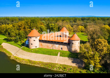 Croazia, fortezza vecchia nella città di Sisak sulle rive del fiume Kupa, in autunno Foto Stock