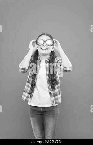 Ragazza ragazzo indossare occhiali. Ottica e la vista di trattamento. Effettivo esercizio occhi lo zoom. Bambino felice con buona visione. La vista e la salute dell'occhio. Migliorare la vista. Occhiali da sole accessorio di fantasia. Foto Stock