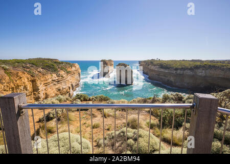 Loch Ard Gorge - Tom ed Eva (ex isola Archway prima del suo collasso) fa parte del Parco Nazionale di Port Campbell, Victoria, Australia, sulla compagnia Foto Stock