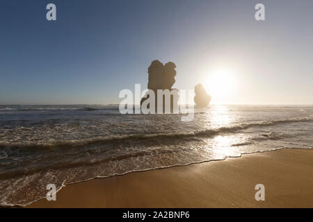 Gog e Magog sono due giganti di calcare offshore pile da Gibson passi sulla Great Ocean Road fuori Port Campbell in Victoria, Australia. Foto Stock