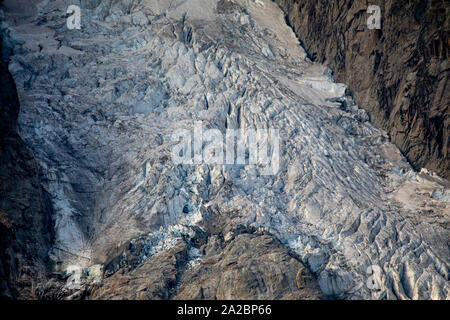 Gli esperti hanno avvertito che una sezione del ghiacciaio Planpincieux sull'iconico Mont Blanc è a rischio di collasso Foto Stock