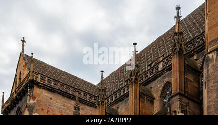 Colmar in Alsazia, Francia. Dettaglio della Collegiata di San Martino, uno dei simboli della città sui canali. Foto Stock
