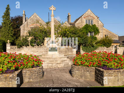 Cotswold storici edifici in pietra e Memoriale di guerra in Piazza Canon, Melksham, Wiltshire, Inghilterra, Regno Unito Foto Stock