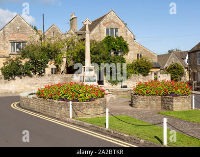 Cotswold storici edifici in pietra e Memoriale di guerra in Piazza Canon, Melksham, Wiltshire, Inghilterra, Regno Unito Foto Stock