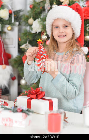 Carino bambina con il nuovo anno di doni in Santa's hat Foto Stock