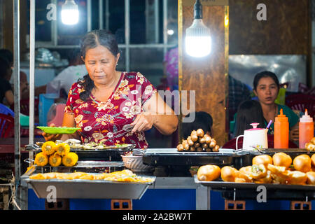 Resident la vendita di cibo di strada nell'isola di Phu Quoc in Vietnam. Deliziosi frutti di mare per turisti al mercato di notte. 16 maggio 2019, l'unità Phu Quoc, Vietnam. Foto Stock